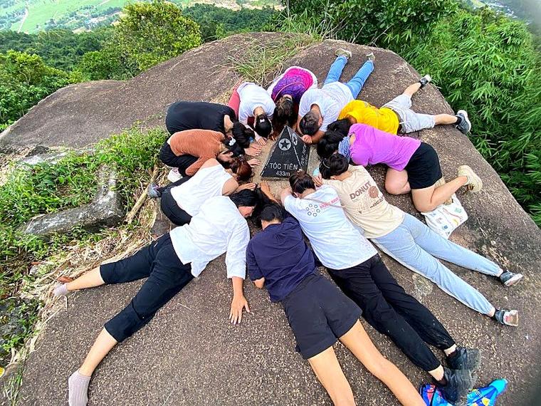 Cả đoàn nằm quây tròn quanh cột mốc Tóc Tiên 433m trên đỉnh núi