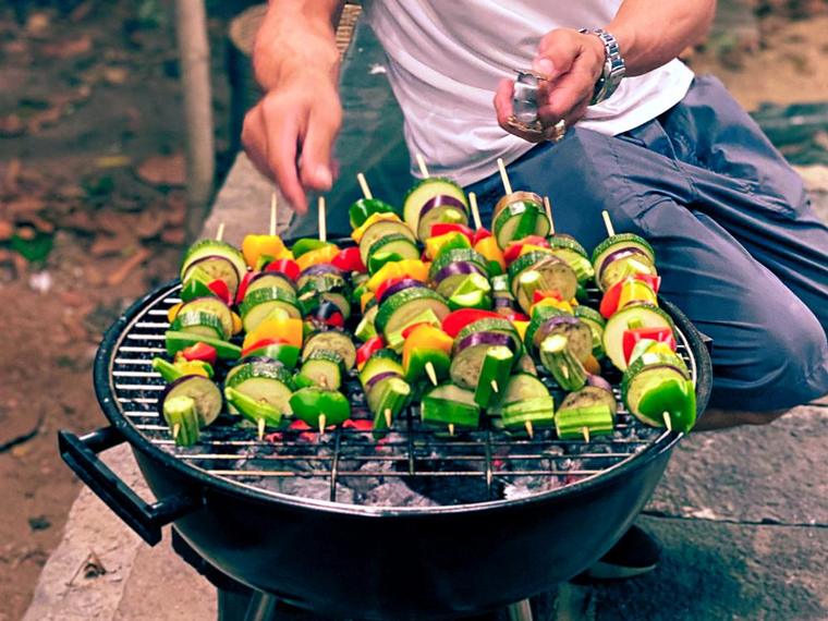 Xiên rau củ nướng trên bếp than trong tiệc BBQ giữa rừng tại Fairyland